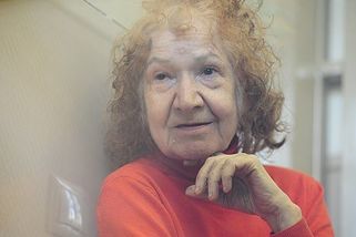 Baba Jaga z ruského paneláku: čiperná seniorka vařila sousedy v papiňáku, policisty pozvala na oběd - Médium.cz