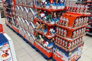 „Je to rozkaz shora. Ozdoby už prodáváme, ale já s tím nesouhlasím,“ říká prodavačka. Ona i další se rozhodli zveřejnit svou zkušenost