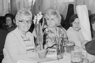 Oslavy MDŽ se zvrhly v den pitek a nevěr, režim problém řešil v časopise Vlasta