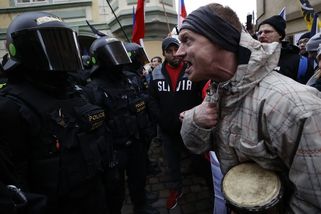 Potyčky u Sněmovny: Zraněný policista a zadržení protestující - Seznam Zprávy