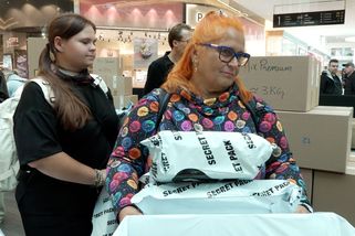 Zaplatíte a až pak zjistíte, co jste koupili. V Praze otevřel obchod se ztracenými balíčky, lidé utrácejí tisíce | Novinky.cz: Žena