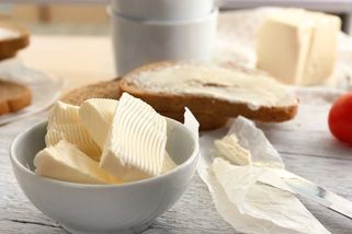 Pokud při nákupu másla vidíte na obalu tento symbol, jděte pryč. Tohle s poctivým výrobkem nemá nic společného