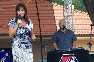 Bílá orchidej. Hymnu teleshoppingového nevkusu si Eva a Vašek vypůjčili v Německu - Médium.cz