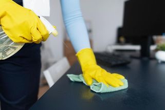 Uklízečka odešla do důchodu a namyšlené vedoucí zanechala v otevřeném dopise nekompromisní vzkaz - Médium.cz