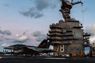 Největší americká letadlová loď po požáru odplouvá od Íránu. Chytla prádelna - Novinky