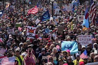 Foto: Až osm milionů Američanů vyšlo do ulic na shromáždění proti Trumpovi - Seznam Zprávy