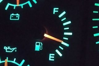 Zákaz jízdy v neděli a do města jen obden. Agentura navrhuje, jak šetřit ropu - Novinky