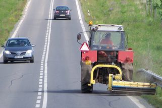 Můžete předjet traktor na plné čáře? Správnou odpověď zná pouze 24 % řidičů. Ostatní riskují (nejen) pokutu
