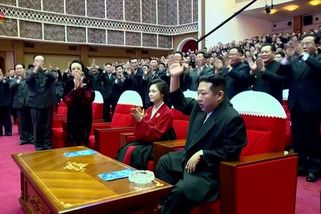Kim Čong-un se ukázal v divadle se svou ženou - Novinky