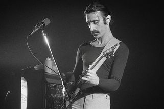 Frank Zappa: žárlivý fanoušek ho dostal na invalidní vozík a po revoluci ho Havel pozval na Hrad - Médium.cz