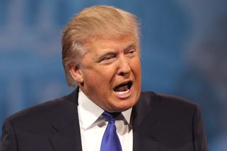 Američanům jeho demence, nevědomost, podvody a nen...