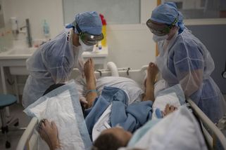 Otec, matka a syn v Německu zemřeli na covid, z pěti sester jsou sirotci - Novinky