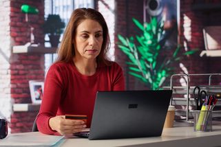 Zatočila „Kolem štěstí“ a přišla o čtvrt milionu. Přes sociální sítě a e-maily se šíří nový online podvod