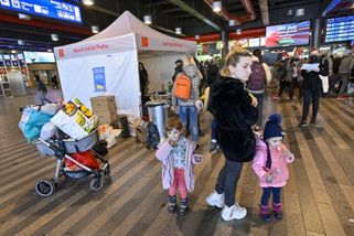 Návrh zákona: Uprchlíci by mohli dostávat humanitární dávku 5000 Kč