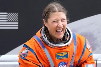 Vesmírná instalatérka v akci: Posádka Artemis II opravovala toaletu šest hodin