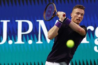 Bojovník Lehečka utekl hvězdnému Rusovi z pěti mečbolů. Menšík se v Dubaji zranil