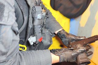 Mladík mával před restaurací v Chomutově zbraní. Byla to kuličková pistole - Novinky