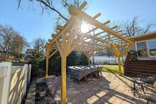 Pergola na zahradě bez povolení: Pokuta je nově až 2 miliony Kč, Češi o zpřísnění netuší a hrozně se diví. Napráší vás soused