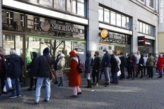 Sberbank končí, klienti ale o své peníze nepřijdou. Kdy a kde je dostanou zpět? - Novinky