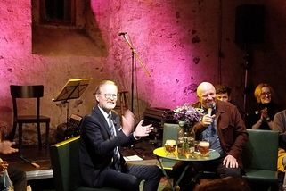 Expremiér Fiala uzemnil provokatéra nabídkou tykání a získal si zaplněný sál - Médium.cz