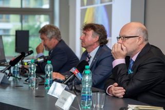 Jiná cesta než proočkovat rizikovou populaci není, řekl na konferenci o covidu-19 ministr zdravotnictví Vlastimil Válek