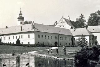 Po rozdělení Československa uznaly Českou republiku všechny státy světa až na jeden. Víte který? - Médium.cz