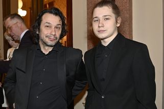 Herci Liškovi se rozpadlo manželství s Bokovou, nevyšlo mu to ani s Polákovou. Syn je jeho kopií