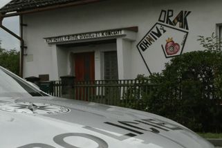 Posedla vás bába šedivá, hřímal Bůh šašek v Plasích. Démony vyháněl bitím žen, ty mu byly vděčné