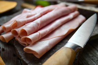 Jak v obchodě poznat kvalitní šunku? Sledovat obsah masa nestačí, je ještě jeden parametr, který si musíte hlídat