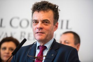 Zaměstnanec senátora Czernina vyhodil z obchodu kontrolu, inspektorku srazil na zem