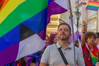 FOTO + VIDEO REPORT: Prague Pride 2023. Přes 60 000 duhově oděných lidí prošlo Prahou, v čele průvodu šli také výrazní čeští politici