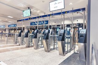 Nový problém na evropských letištích. Pasové kontroly trvají i přes 2 hodiny