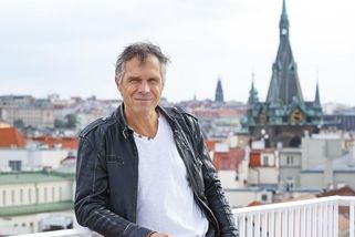 Janek Ledecký: Děti jsme učili jen hodinu a půl denně! Měly tak čas na důležité věci. Kreslit, klouzat se z kopce... - Proženy.cz