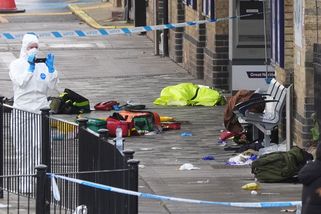 Útok v britském vlaku: Starší muž se vrhl před útočníka s nožem, aby chránil mladou dívku - Novinky