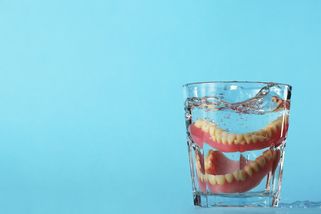 Klapačkám odzvonilo. Třetí sada vlastních zubů už není sci-fi