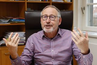 Koronavirus zřejmě opravdu unikl z laboratoře, tvrdí Hostomský s Prymulou - Novinky