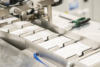 Lidé zahodili roušky, jejich český výrobce to neustál. Dluží stovky milionů