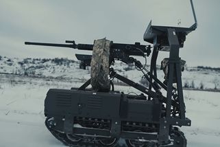 Robot pálil na útočící Rusy z kulometu. Frontovou linii hájil sám víc než měsíc