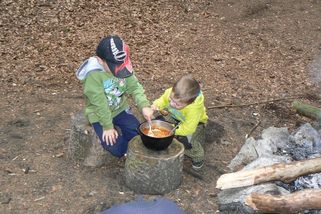 „Spát s dětmi v lese jako houmlesák! Nestydíte se?“ zlobí se čtenářka článku o vandru s dětmi - Médium.cz