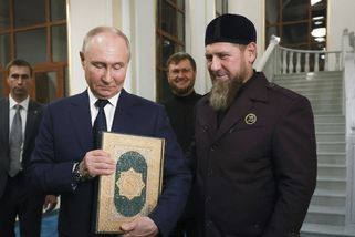 Putin políbil zlatý korán, který dostal darem od Kadyrova - Novinky