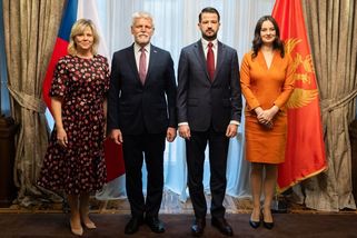 Prezidentský pár v Černé Hoře moc parády neudělal: První dáma překvapila výběrem i délkou šatů, nepotěšila ani účesem - Super.cz