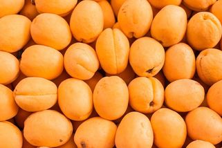 Sousedka mi dala koš meruněk ze zahrady. Na dně jsem našla nechtěné překvapení - Médium.cz