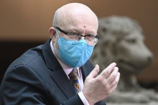 Na hromadné akce brzy bez respirátoru, míní Válek