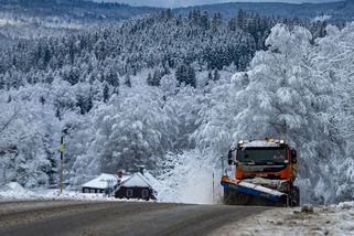 Nasněžilo. Na mnoha místech kolabuje doprava, nejezdí ani vlaky - Novinky