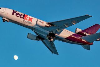 Piloti DC-10 po urputné bitvě s vetřelcem v kokpitu zachránili letoun i náklad za miliony dolarů - Médium.cz