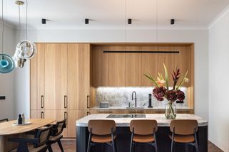 Tříčlenná rodina má díky proměně obyčejného třípokojového bytu prosluněný domov - Novinky