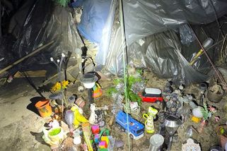 Stan obsypaný hračkami. Bezdomovci žili s dvěma dětmi u letiště v Praze - Novinky