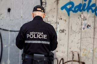 Za agresivní napadení hrozí strážníkovi vězení. Video otřáslo sociálními sítěmi