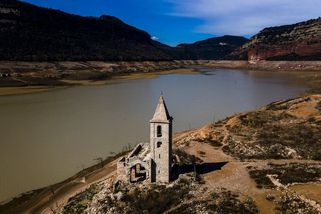 Fotky drtivého sucha: Kolem téhle špičky věže kostela se pádlovalo - Seznam Zprávy
