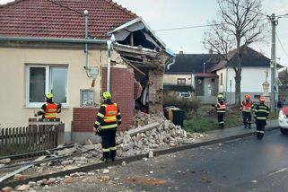 Špatně zabrzděný autobus se na Blanensku rozjel a pobořil rodinný dům - Novinky